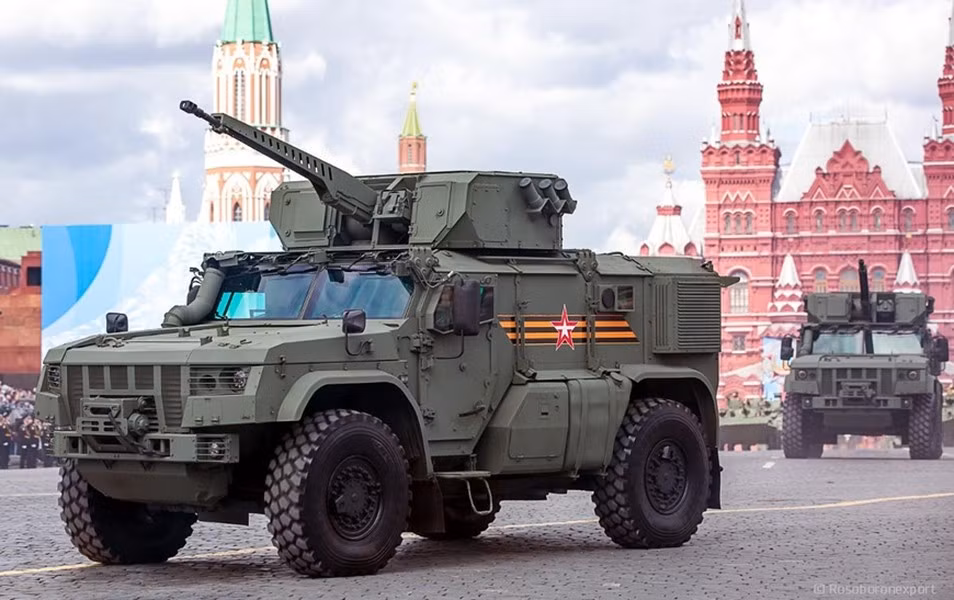 Buồng lái lắp đặt hệ thống quản lý tác chiến GALS-D1M nhằm theo dõi tình trạng động cơ, tốc độ di chuyển, hay quan sát chướng ngại vật trên đường thông qua 5 camera. Lái xe điều chỉnh độ được cao ngay khi đang chạy để phù hợp với địa hình bằng cách tăng giảm áp suất lốp.