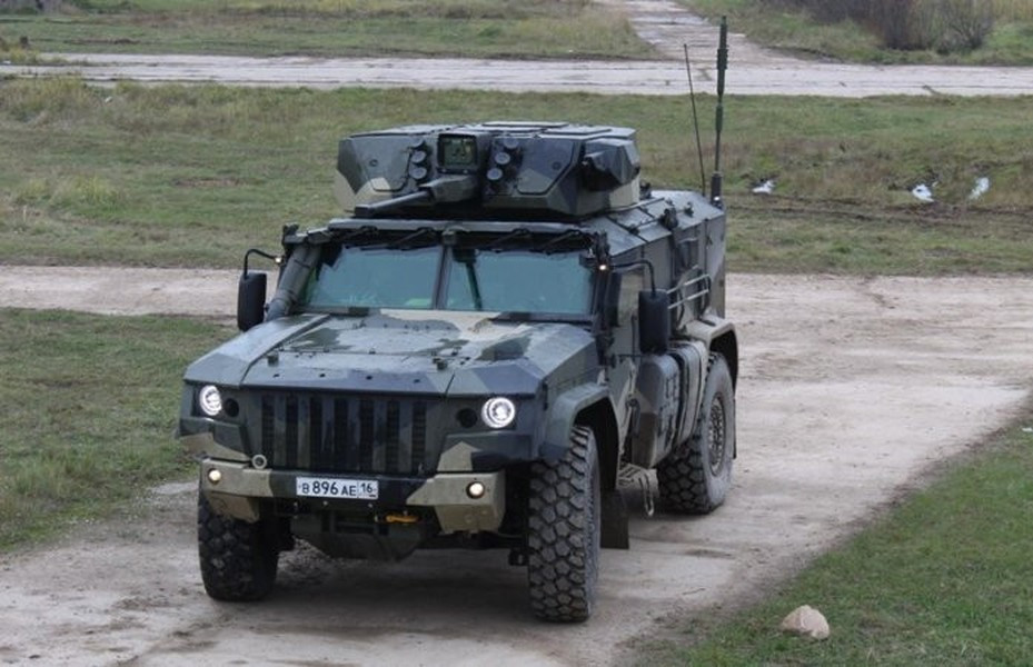 Thân xe cấu tạo bởi thép liền khối đạt tiêu chuẩn chống đạn STANAG 4569 cấp độ 3 (chuẩn NATO), chống được đạn 7,62 mm từ cự ly 30 m hoặc đạn 12,7 mm bắn từ xa. Ngoài ra nó còn chịu được vụ nổ mìn sức công phá tương đương 8 kg thuốc nổ TNT dưới gầm hoặc bánh xe.