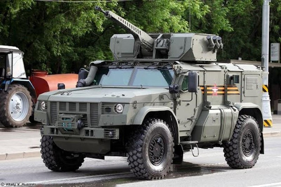 Nổi bật trên nóc xe là trạm vũ khí điều khiển từ xa Epoch gắn pháo tự động 2A42 cỡ 30 mm (cơ số 300 viên đạn), bên cạnh đó là 1 súng máy 7,62 mm (cơ số đạn 1.200 viên) cùng 6 ống phóng đạn khói ngụy trang.