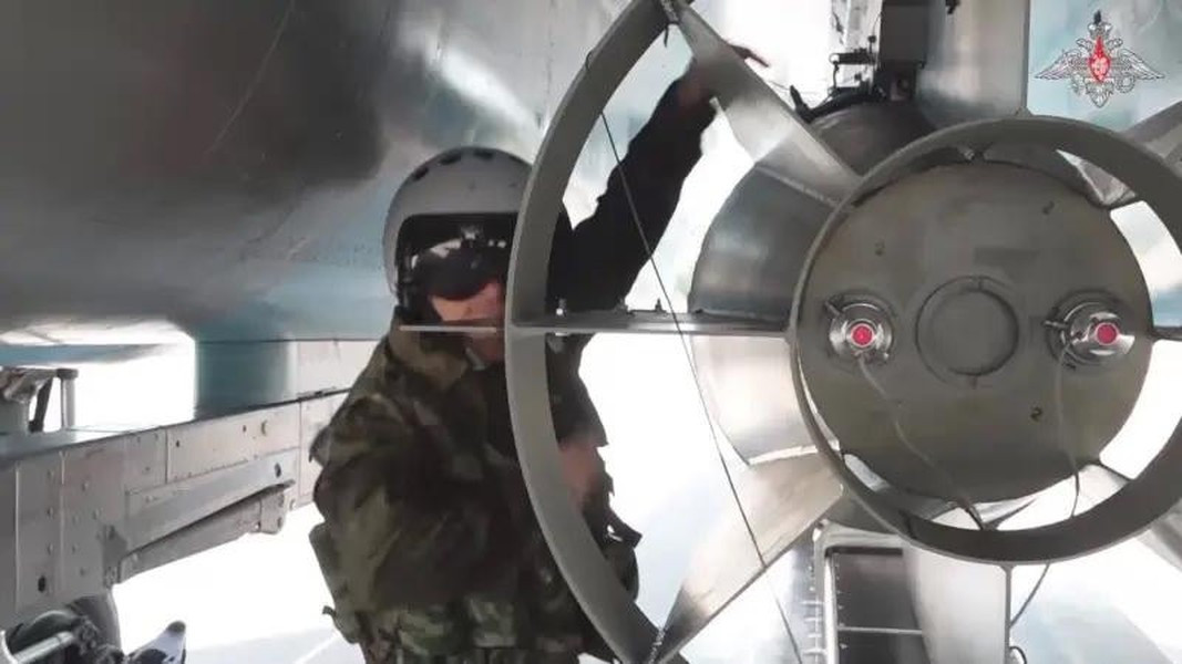 Bên cạnh đó, khả năng cao quả bom đã được trang bị cảm biến quang - điện tử và đầu dẫn đường truyền hình để xác định và khóa mục tiêu trong điều kiện đối phương sử dụng các biện pháp đối phó điện tử mạnh mẽ.