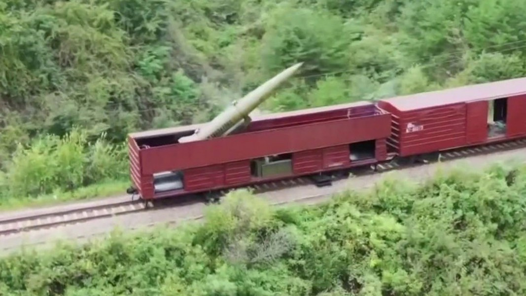 Thậm chí gần đây còn có bức ảnh cho thấy tên lửa KN-23 còn được Triều Tiên ngụy trang bằng cách đưa lên tàu hỏa, họ khiến bệ phóng trông không khác gì một toa chở hàng thông thường, sẽ rất khó khăn để phát hiện ra vũ khí này.