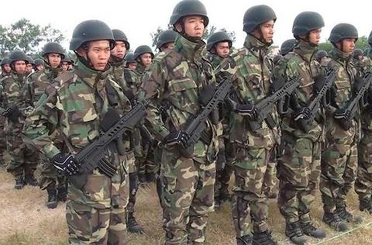 "Siêu súng trường tấn công" Tar-21 trang bị cho dân quân tự vệ - Hình 7 Bản tiêu chuẩn của Tar-21 có trọng lượng 3.27 kg, chiều dài tổng cộng 720 mm, chiều dài nòng súng 460 mm, loại đạn 5.56x45mm chuẩn NATO, tốc độ 750-900 phát/phút, sơ tốc đầu đạn 910 m/giây, tầm bắn 550 m. Nguồn ảnh: QPVN.