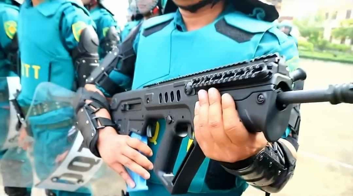 "Siêu súng trường tấn công" Tar-21 trang bị cho dân quân tự vệ Những hình ảnh mới nhất vừa xuất hiện kỷ niệm ngày thành lập lực lượng dân quân tự vệ của Việt Nam sắp tới đây cho thấy khẩu súng trường tấn công Tar-21 xuất hiện trong biên chế lực lương này. Nguồn ảnh: DQTV.