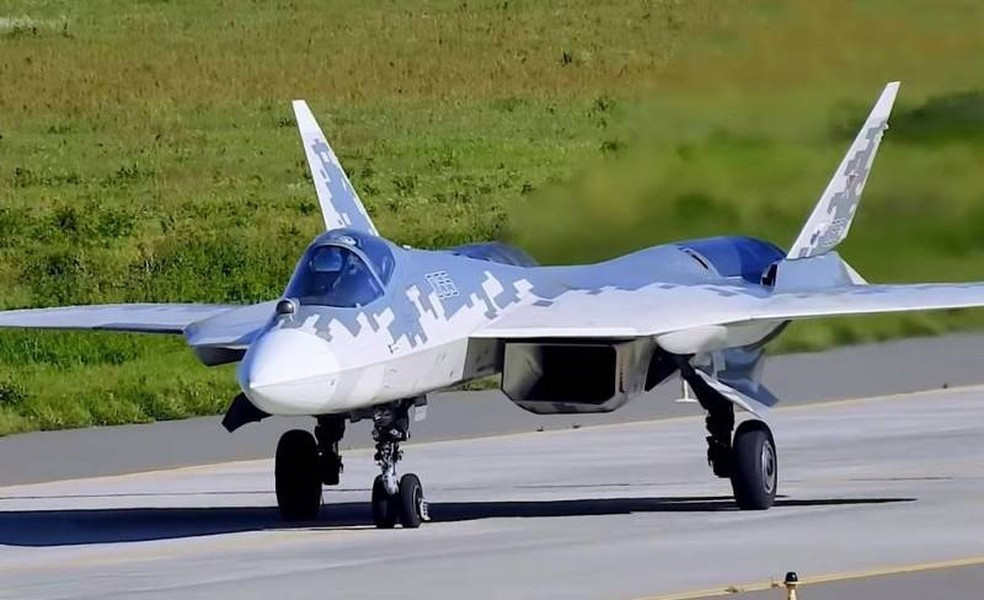 Một số người lưu ý rằng thiết kế của Su-57 dường như phản ánh các tính năng điển hình của tiêm kích thế hệ thứ tư, thay vì chiến đấu cơ thế hệ thứ năm thực sự.