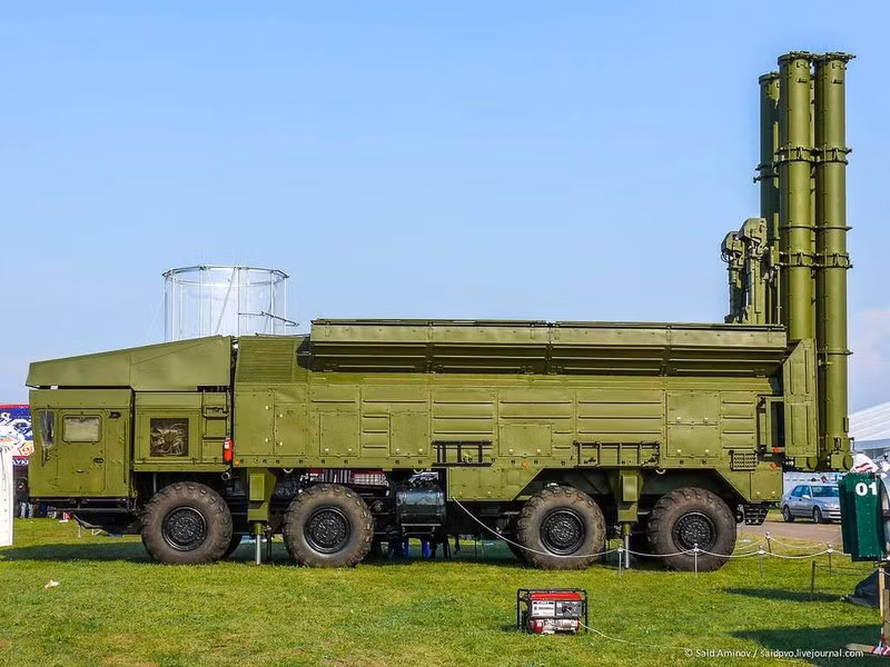 Một số nguồn thông tin Nga cho rằng tổ hợp phòng thủ bờ biển Bastion với đạn P-800 Onyx dường như cũng có phiên bản cố định, tên lửa được phóng từ bệ chìm sâu dưới lòng đất tương tự như Utes.