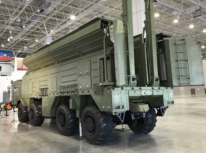 Bên cạnh đó trong một số kênh thông tin khác, có thể thấy hình ảnh của một tổ hợp tên lửa ven biển di động có tên gọi Club-M, cấu hình của nó gợi nhớ nhiều hơn đến hệ thống Bal sử dụng loại đạn Kh-35.