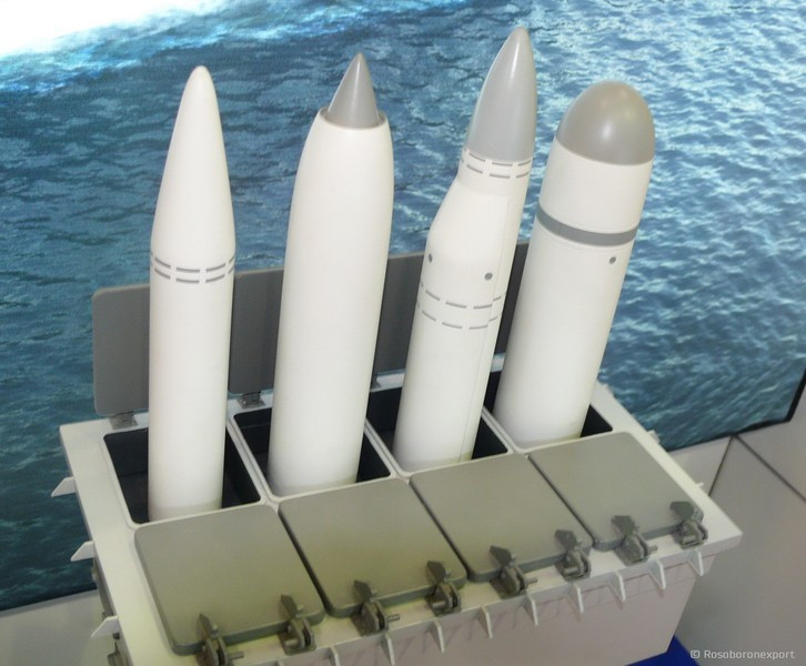 Thứ nhất, cần phải nhấn mạnh là cách đây vài năm, giới chức quân sự Nga đã thông báo về sự hiện diện của tổ hợp phòng thủ bờ biển Club-M dành cho tên lửa Kalibr trên mặt đất, nhưng trong câu chuyện này có một số trở ngại.