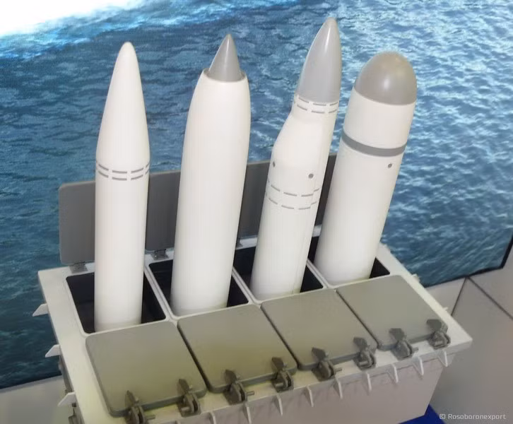 Thứ nhất, cần phải nhấn mạnh là cách đây vài năm, giới chức quân sự Nga đã thông báo về sự hiện diện của tổ hợp phòng thủ bờ biển Club-M dành cho tên lửa Kalibr trên mặt đất, nhưng trong câu chuyện này có một số trở ngại.