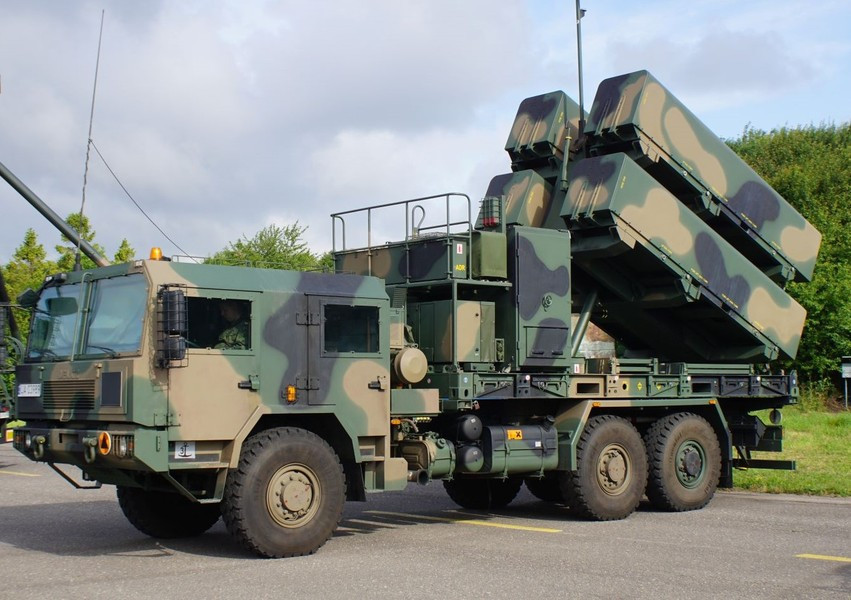 Về tổ hợp vũ khí mà nó mang theo, hiện tại Hải quân Ba Lan có 2 tiểu đoàn được trang bị đầy đủ hệ thống chống hạm di động ven biển tối tân NSM. Mỗi khẩu đội được trang bị 3 bệ phóng với 4 tên lửa NSM trên mỗi xe.