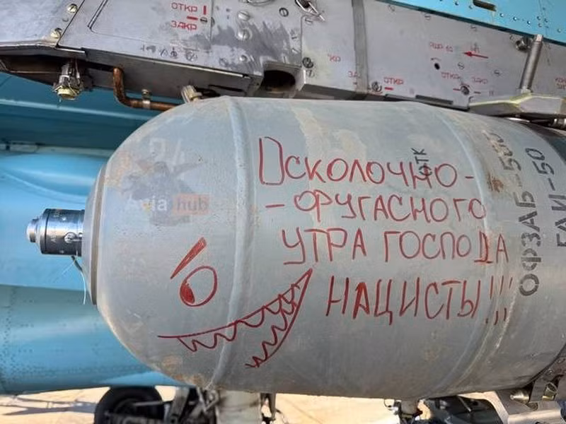 Nhưng chưa dừng lại đây, máy bay ném bom tiền tuyến Su-34 của Không quân Nga đã bắt đầu sử dụng một trong những loại bom nguy hiểm nhất - bom nhiệt áp OFZAB-500 để chống lại binh sĩ Ukraine.