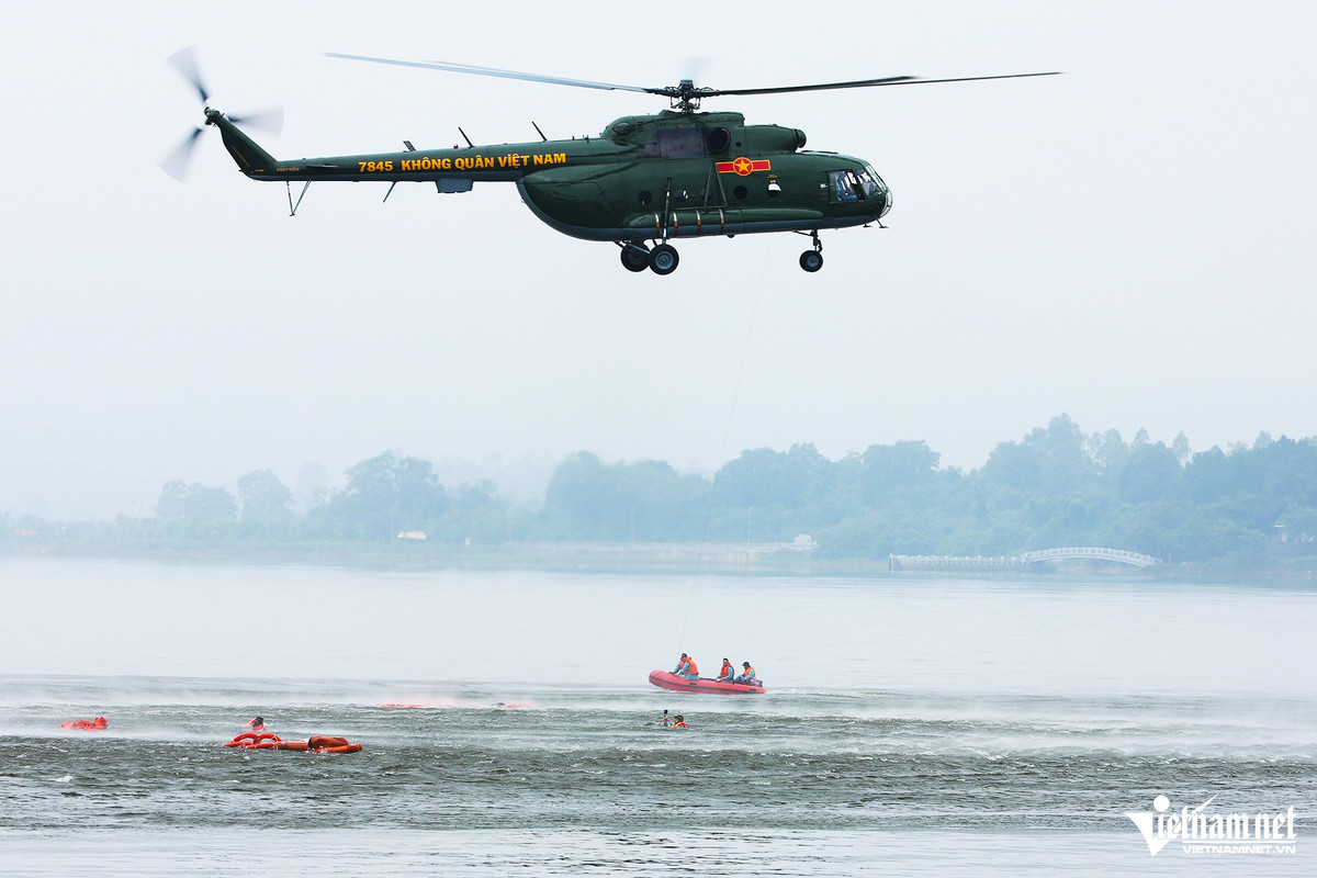 Tình huống của ban tổ chức đặt ra, trong 1 chuyến bay huấn luyện cũng như chiến đấu, máy bay bất ngờ gặp sự cố, phi công buộc phải nhảy dù để đảm bảo an toàn. Máy bay làm nhiệm vụ tìm kiếm cứu hộ, cứu nạn nhanh cất cánh, xác định vị trí của phi công gặp nạn và sử dụng thiết bị cẩu vớt nạn nhân. Với thiết bị cẩu đơn, phi công sẽ bay treo, tổ tìm kiếm cứu hộ - cứu nạn dùng cẩu 150kg để đưa một cán bộ, chiến sĩ xuống nước cứu nạn nhân. Sau đó, phi công gặp nạn được cẩu kéo lên máy bay. 
