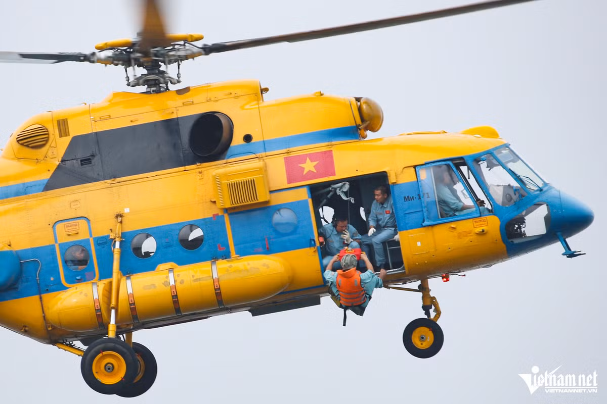 Trung tá Nguyễn Hữu Phong, Trung đoàn Không quân 916 cho biết, tùy vào yêu cầu của nhiệm vụ và tình hình thời tiết, người kỹ sư cơ giới trên không luôn phải đảm bảo thời gian tiếp cận nạn nhân phải là ngắn nhất để đưa người bị nạn tới vị trí an toàn. Trước đó, trong ngày 19/8, các đội tham gia hội thao đã thi phần lý thuyết. Dự kiến trong ngày 21/8, ban tổ chức hội thao sẽ hoàn tất việc chấm thì và công bố kết quả.