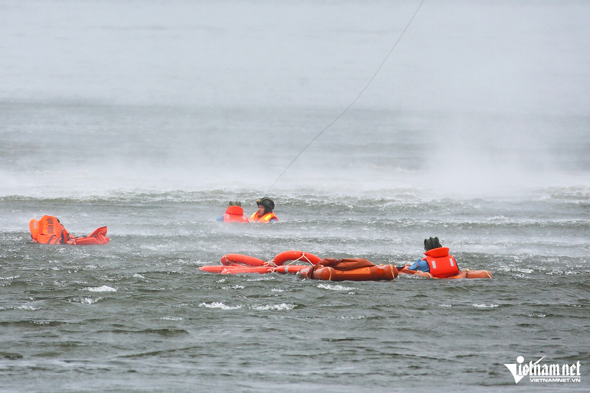 Ngay sau khai mạc, hội thao bước vào phần thi thực hành với các tình huống bay cẩu vớt người bị nạn. Mỗi tổ, đội thực hiện nội dung bay cẩu 300kg và cẩu 150kg trên máy bay Mi-171 SAR. 5 đội tuyển tranh tài ở hội thao, gồm: Sư đoàn Không quân 370, 371, 372; Trường Sĩ quan Không quân và Trung tâm Quốc gia huấn luyện tìm kiếm cứu nạn đường không. 