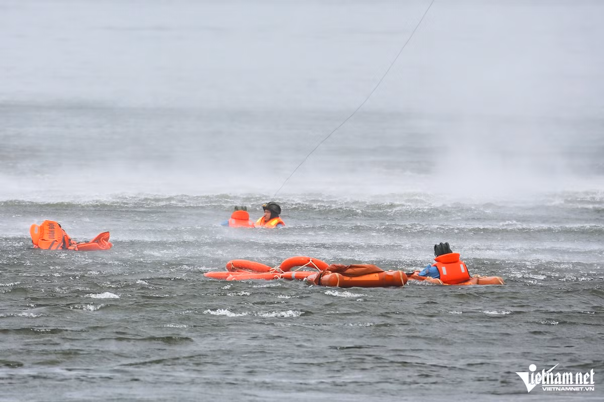 Ngay sau khai mạc, hội thao bước vào phần thi thực hành với các tình huống bay cẩu vớt người bị nạn. Mỗi tổ, đội thực hiện nội dung bay cẩu 300kg và cẩu 150kg trên máy bay Mi-171 SAR. 5 đội tuyển tranh tài ở hội thao, gồm: Sư đoàn Không quân 370, 371, 372; Trường Sĩ quan Không quân và Trung tâm Quốc gia huấn luyện tìm kiếm cứu nạn đường không. 