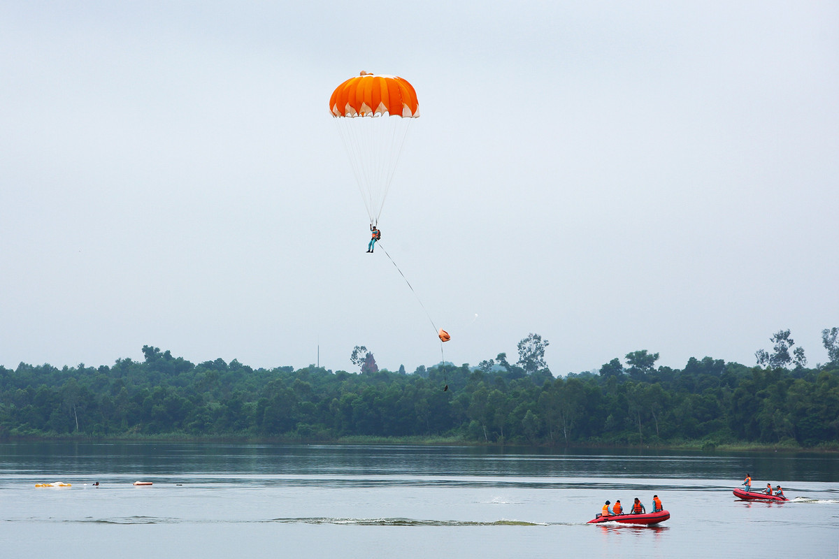 "Để hoàn thành tốt nhiệm vụ tìm kiếm cứu hộ, cứu nạn, những năm qua Đảng ủy, Thủ trưởng Bộ Tư lệnh Quân chủng thường xuyên lãnh đạo, chỉ đạo các cơ quan đơn vị trong toàn Quân chủng duy trì lực lượng, phương tiện trực tìm kiếm cứu nạn theo quy định, sẵn sàng cơ động thực hiện nhiệm vụ khi có lệnh. Có nhiều chủ trương, biện pháp sát thực tế đối với công tác cứu hộ cứu nạn, giảm thiểu thiệt hại về tính mạng, tại sản cho Nhà nước và nhân dân. Thường xuyên củng cố, kiện toàn tổ chức, biên chế, trang bị của lực lượng tìm kiếm cứu nạn, qua đó nâng cao hiệu quả, chất lượng công tác tìm kiếm cứu hộ, cứu nạn ở các cấp", Thiếu tướng Bùi Thiên Thau nói. 