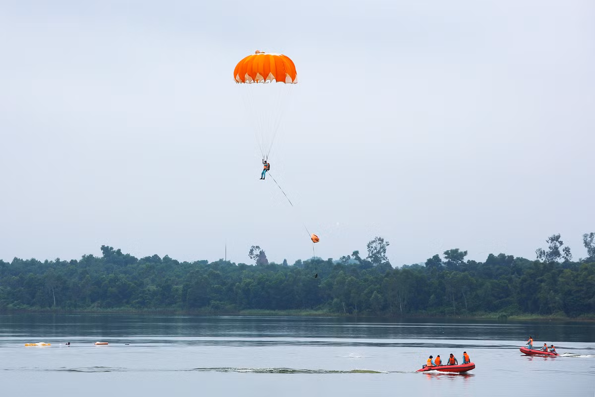 "Để hoàn thành tốt nhiệm vụ tìm kiếm cứu hộ, cứu nạn, những năm qua Đảng ủy, Thủ trưởng Bộ Tư lệnh Quân chủng thường xuyên lãnh đạo, chỉ đạo các cơ quan đơn vị trong toàn Quân chủng duy trì lực lượng, phương tiện trực tìm kiếm cứu nạn theo quy định, sẵn sàng cơ động thực hiện nhiệm vụ khi có lệnh. Có nhiều chủ trương, biện pháp sát thực tế đối với công tác cứu hộ cứu nạn, giảm thiểu thiệt hại về tính mạng, tại sản cho Nhà nước và nhân dân. Thường xuyên củng cố, kiện toàn tổ chức, biên chế, trang bị của lực lượng tìm kiếm cứu nạn, qua đó nâng cao hiệu quả, chất lượng công tác tìm kiếm cứu hộ, cứu nạn ở các cấp", Thiếu tướng Bùi Thiên Thau nói. 