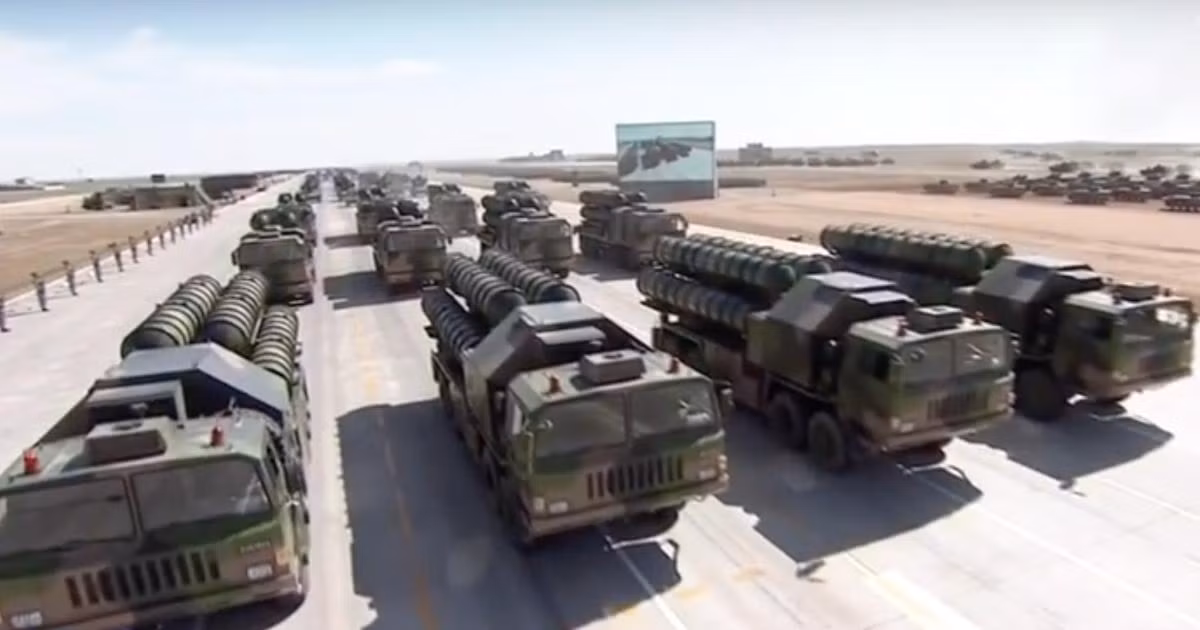 Hệ thống này đã được triển khai với số lượng lớn đến các điểm nóng tiềm năng, bao gồm các đảo có tầm quan trọng chiến lược ở Biển Đông. Năm 2015, HQ-9B đã được triển khai đến Hotan ở tỉnh Tân Cương, gần các vùng lãnh thổ tranh chấp ở Kashmir do Ấn Độ tuyên bố chủ quyền. Việc triển khai này, cùng với việc không có các hệ thống tương đương trong biên chế của Ấn Độ, được cho là đã ảnh hưởng đến quyết định của Delhi đặt mua S-400 của Nga.