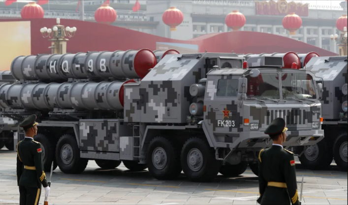 Sự phát triển ban đầu của HQ-9 vào những năm 90 đã chứng kiến sự thúc đẩy đáng kể từ việc chuyển giao công nghệ. Đáng chú ý, Nga đã xuất khẩu ồ ạt các hệ thống S-300 của mình trong thập kỷ đó. Ngoài ra, việc Israel tiếp cận các công nghệ hệ thống Patriot mới nhất của Mỹ cũng đóng một vai trò quan trọng. Nhờ những cải thiện đáng kể trong lĩnh vực quốc phòng và công nghệ rộng hơn, Trung Quốc đã vượt qua sự phụ thuộc vào chuyển giao công nghệ nước ngoài, cho phép nước này phát triển và nâng cấp HQ-9B bằng các công nghệ nội địa của mình.