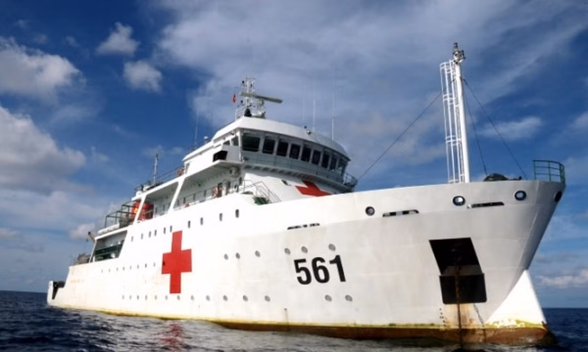 Tàu có thể chở theo tối đa 200 người, di chuyển với tốc độ cao nhất khoảng 14 hải lý giờ tuỳ điều kiện thời tiết. Nguồn ảnh: Baoquangngai.