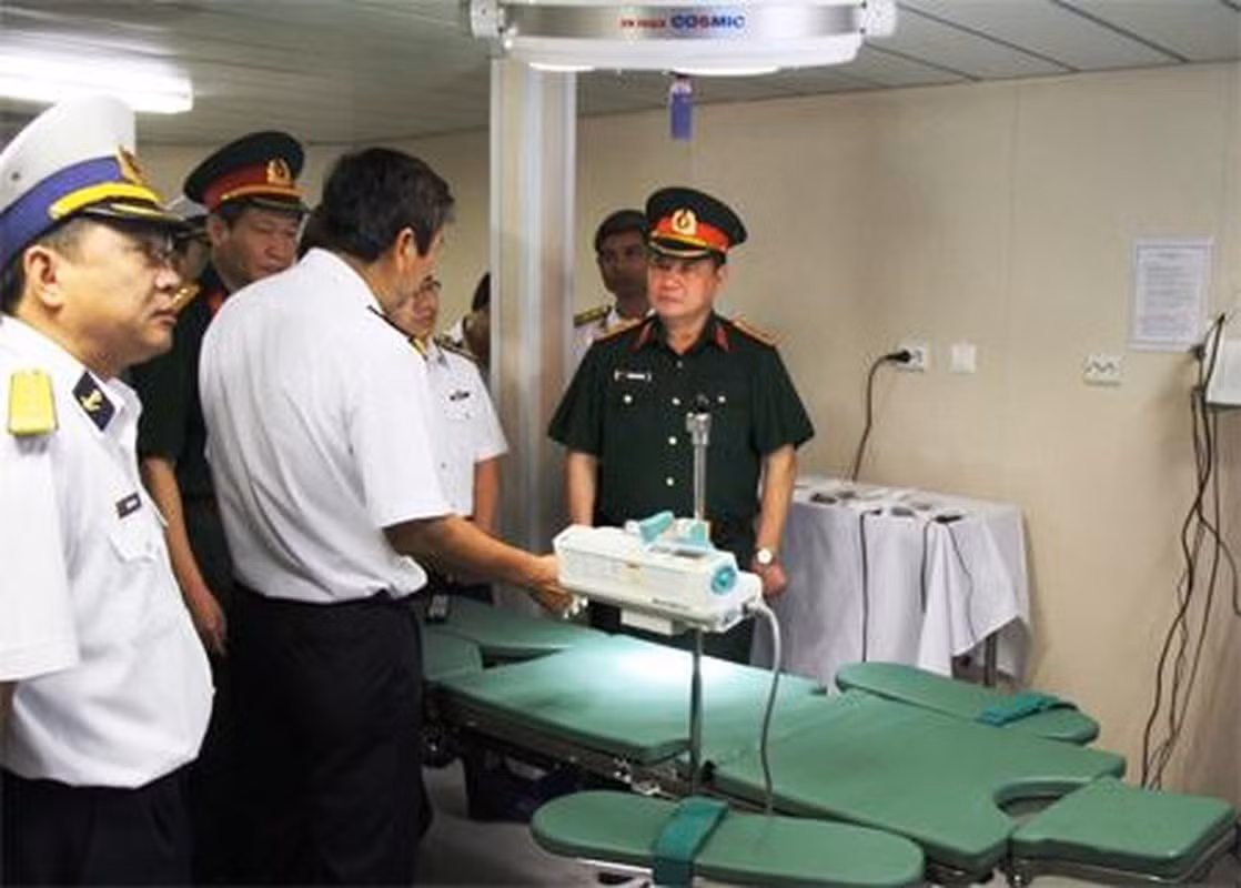 Các trang bị của tàu bao gồm 15 giường bệnh, 3 buồng bệnh, 1 kho vật tư, 1 kho thuốc và nhiều phòng chức năng. Tàu bệnh viện cũng được trang bị kết nối vệ tinh với Bệnh viện Trung ương Quân đội 175 để được tư vấn, chỉ huy từ những bác sĩ đầu ngành trong những ca bệnh nguy hiểm. Nguồn ảnh: BHQ.