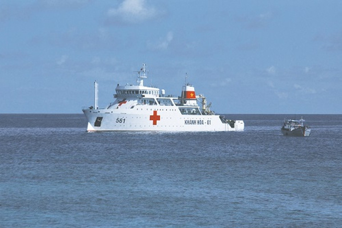 Với đầy đủ trang thiết bị hiện đại, tàu bệnh viện Khánh Hoà-01 có khả năng thực hiện mổ ngay trên tàu với điều kiện đảm bảo như các phòng mổ trên mặt đất. Nguồn ảnh: BHQ.