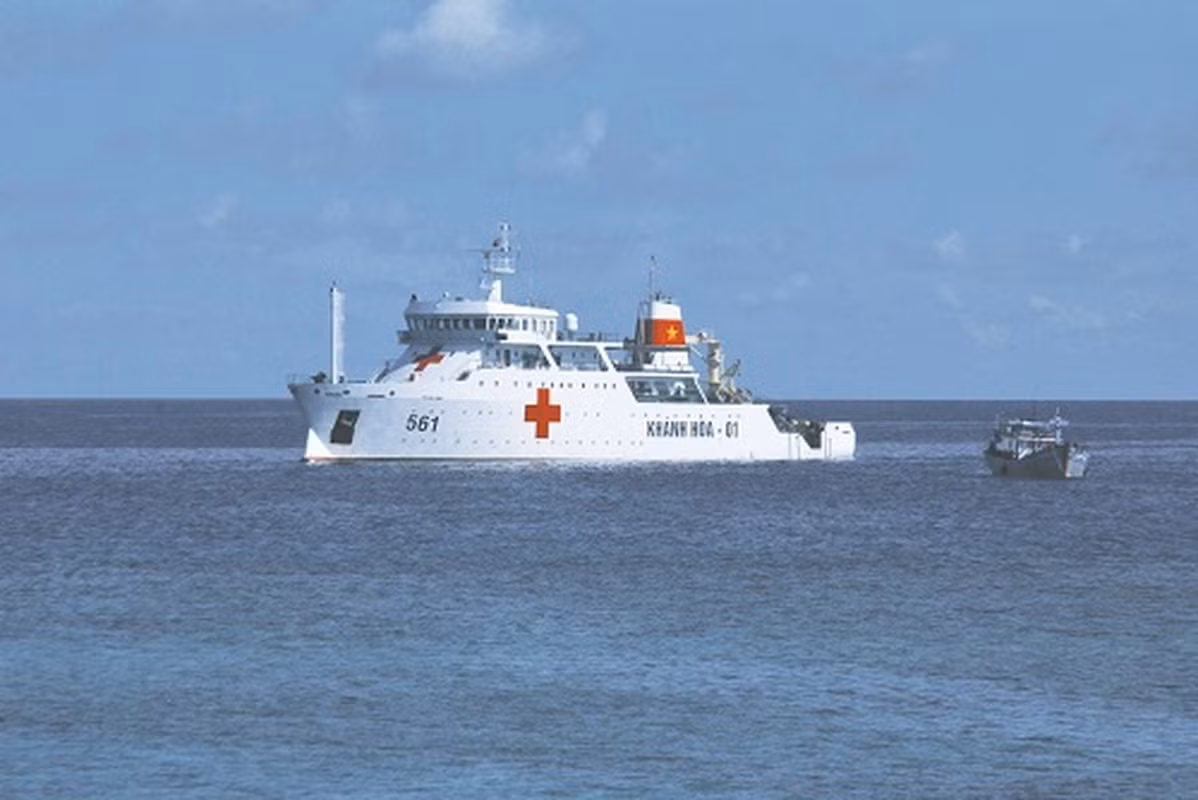 Với đầy đủ trang thiết bị hiện đại, tàu bệnh viện Khánh Hoà-01 có khả năng thực hiện mổ ngay trên tàu với điều kiện đảm bảo như các phòng mổ trên mặt đất. Nguồn ảnh: BHQ.