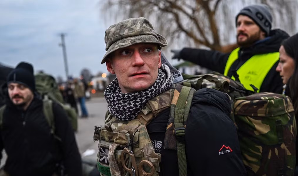 Bên cạnh đó, Ukraine còn cố gắng thu hút công dân nước ngoài về chiến đấu, điển hình như vào tháng 7, Kiev đã ký thỏa thuận an ninh với Warsaw, trong đó bao gồm việc khuyến khích người Ukraine trở về nước để phục vụ trong lực lượng vũ trang.