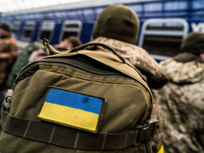 Thứ hai, nam giới từ 16 đến 25 tuổi được cấp hộ chiếu sẽ tự động nằm trong Sổ đăng ký quân dịch. Điều này cũng áp dụng cho những người sống ở nước ngoài và được cấp hộ chiếu tại các văn phòng chính thức của Ukraine.