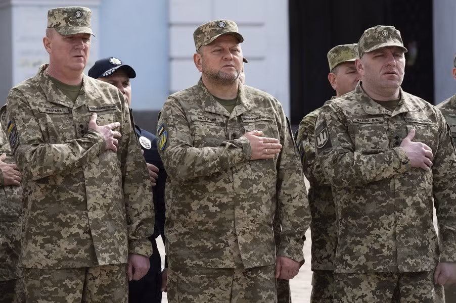 Theo tài liệu do Bộ Quốc phòng Ukraine xây dựng, nam giới nước này trong độ tuổi từ 17 đến 25 sẽ tự động được đăng ký nghĩa vụ quân sự, kể cả những người đang ở nước ngoài.