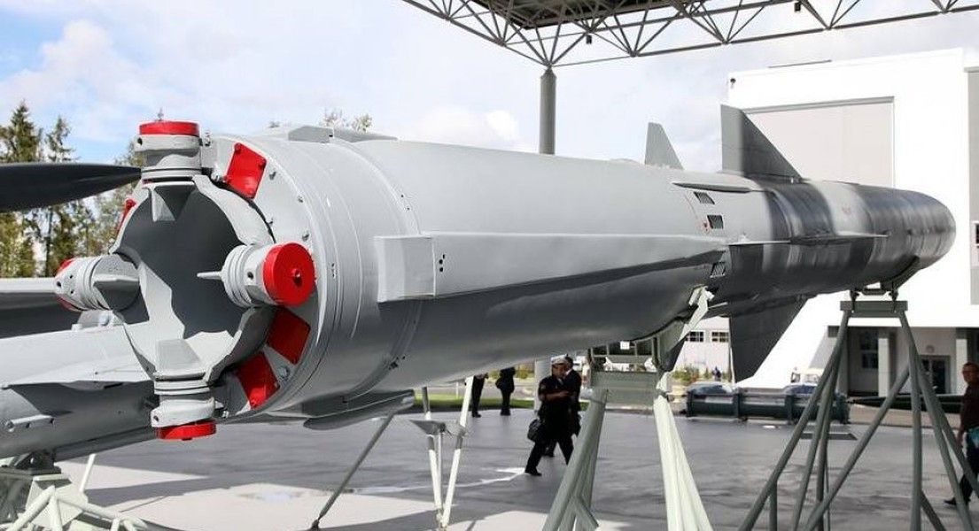 "Vào ngày 23/3/2022, Nga lần đầu phóng tên lửa P-800 Oniks từ hệ thống Bastion-P vào một nhà kho của Ukraine, gần cảng Odessa ở Biển Đen. Theo Bộ Quốc phòng Nga, vũ khí và đạn dược được cất giữ trong đó đã bị phá hủy".