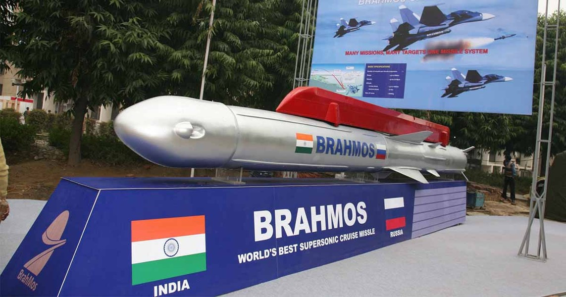 Tên lửa BrahMos của Ấn Độ thực chất là một sản phẩm phái sinh từ Oniks, ngoài đặc tính cơ động tương đương thì có tầm bắn được mở rộng lên tới 450 km do với biến thể xuất khẩu Yakhont (290 km).