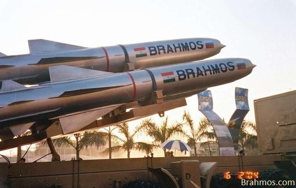 Tên lửa BrahMos đang được trang bị cho cả 3 quân chủng của Lực lượng Vũ trang Ấn Độ, khi New Delhi hoàn thiện các nền tảng phóng từ tàu mặt nước, tàu ngầm, bệ phóng xe tải và cả máy bay.