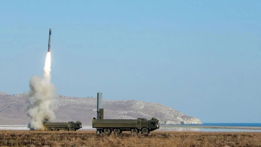 NPO Mashinostroeniya (công ty con của Tập đoàn Tên lửa chiến thuật) bắt đầu cung cấp phiên bản sửa đổi Oniks-M cho Quân đội Nga từ hơn một năm trước, biến thể này nâng cao khả năng bắn trúng mục tiêu trong điều kiện nhiễu điện tử dày đặc.