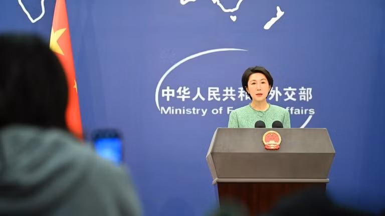 Người phát ngôn Bộ Ngoại giao Trung Quốc Mao Ninh ngày 21/8 bày tỏ quan ngại khi cho rằng, Mỹ đang tung ra câu chuyện về mối đe dọa hạt nhân của Trung Quốc, tìm lý do để đạt được lợi thế chiến lược. Phát ngôn viên Bộ Ngoại giao nói thêm rằng quy mô kho vũ khí hạt nhân của Trung Quốc “không hề ngang bằng với Mỹ”, nhấn mạnh rằng Bắc Kinh “tuân theo chính sách 'không sử dụng trước' vũ khí hạt nhân và luôn giữ khả năng hạt nhân ở mức tối thiểu cần thiết đối với an ninh quốc gia”. Bà nói rằng Trung Quốc “không có ý định tham gia vào bất kỳ hình thức chạy đua vũ trang nào” với các quốc gia khác. Chính Mỹ là nguồn gốc chính của các mối đe dọa hạt nhân và rủi ro chiến lược trên thế giới”, người phát ngôn lập luận. (Nguồn ảnh: US Navy, Getty, NY, radiomoldova, Arab News, The Japan Times).