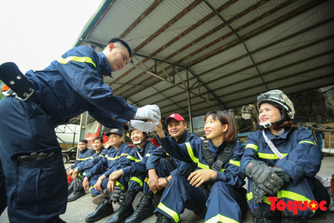 Sau những giờ luyện tập căng thẳng, những "bông hông thép" luôn là tâm điểm chăm sóc của các chiến sĩ nam.