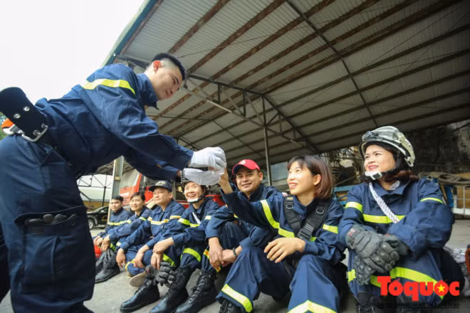 Sau những giờ luyện tập căng thẳng, những "bông hông thép" luôn là tâm điểm chăm sóc của các chiến sĩ nam.