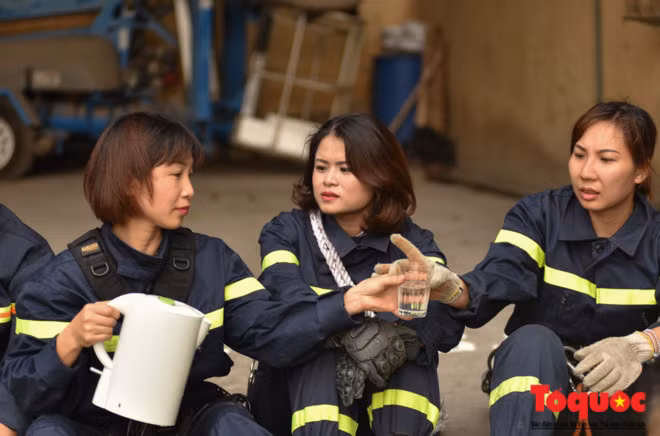 Lãnh đạo đội CNCH- Cảnh sát PCCC thành phố Hà Nội cho biết: "Với những chiến sĩ nữ, lãnh đạo đội luôn dành những sự quan tâm đặc biệt vì họ là những "của hiếm" trong toàn lực lượng CNCH - PCCC. Trong những trường hợp đặc biệt nạn nhân là nữ giới lại bị cháy hết quần áo, tâm lý đang rất hoảng loạn những chiến sĩ nam sẽ rất khó tiếp tận để đưa nạn nhân ra, nhưng với chiến sĩ nữ thì họ rất dễ thuyết phục và khiến nạn nhân hợp tác hơn".