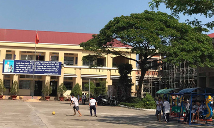 Trường tiểu học Bình Chánh trong giờ ra chơi.