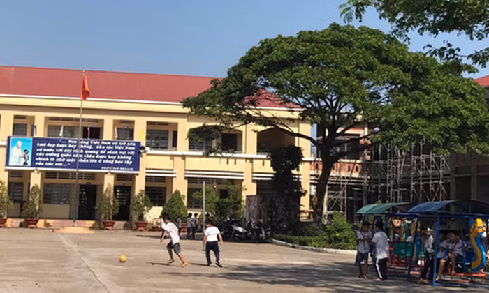 Trường tiểu học Bình Chánh trong giờ ra chơi.