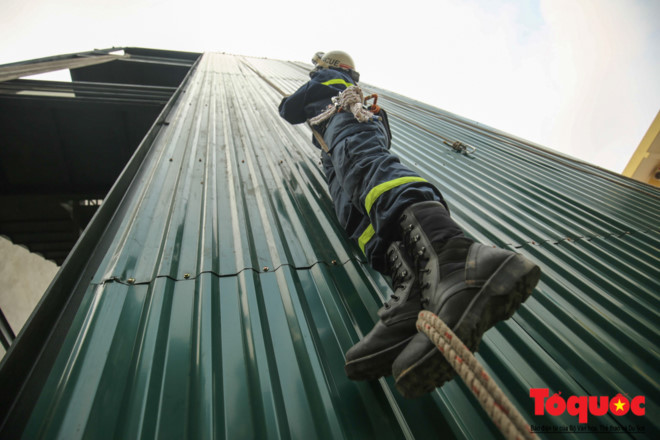 Những động tác khó như leo tường 90 độ bằng dây được các "bông hồng thép" thực hiện thành thục và chính xác.