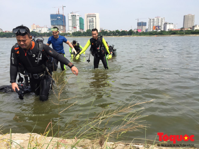 Từ trước đến nay, phụ nữ công tác trong lực lượng PCCC-CNCH thường làm việc ở các bộ phận hành chính. Công việc chiến đấu trực tiếp chỉ có nam giới. Vậy mà lần đầu tiên có một phái yếu lại tự nguyện “lao vào” công việc vừa vất vả, vừa nguy hiểm như vậy. Ở trên cạn, người lính CNCH còn có thể quan sát được hiện trường. Còn ở môi trường dưới nước như sông, hồ thì không thể nhìn thấy gì. Những người lính cứu hộ phải dùng dây để định hướng và liên lạc với nhau. Chỉ cần một sơ suất nhỏ để tuột tay khỏi dây thì có thể bị trôi đi hàng chục mét. Đã có trường hợp một người lính cứu nạn cứu hộ dưới nước khu vực phía Nam, khi xuống cứu người ở khu vực nước xiết, bị tuột khỏi sợi dây này đã bị nước cuốn đi và anh dũng hy sinh.