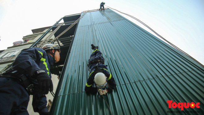 Học chuyên ngành y, Đại úy Ngọc Lan công tác tại bộ phận y tế của Cục Cảnh sát bảo vệ; đến năm 2014, chị chuyển sang Phòng Cứu nạn cứu hộ - Cảnh sát PCCC Hà Nội. Để đáp ứng công việc chuyên môn, vừa học thêm văn bằng 2 về nghiệp vụ của Cảnh sát PCCC-CNCH, chị vừa tích cực cùng anh em tập luyện các phương án cứu chữa người bị nạn trong các vụ cháy.