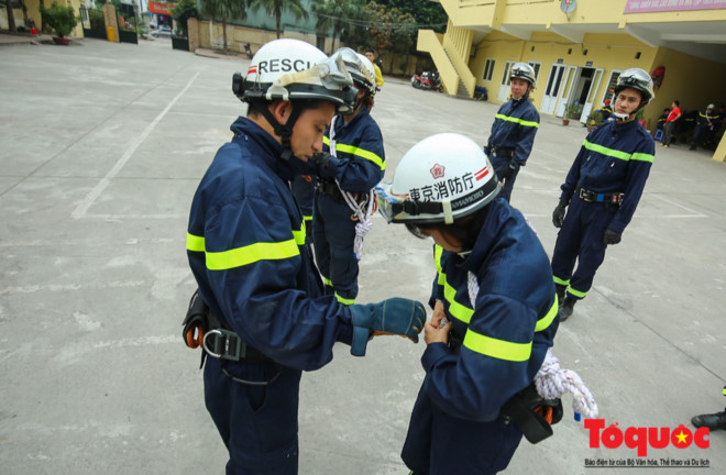 Các đồng đội nam giới có thể hình, thể lực vượt trội, thì những nữ chiến sỹ cứu nạn cứu hộ (CNCH) lại thể hiện rõ sự khéo léo, nhanh nhẹn và tinh tế của người phụ nữ nhưng cũng không kém phần mạnh mẽ.
