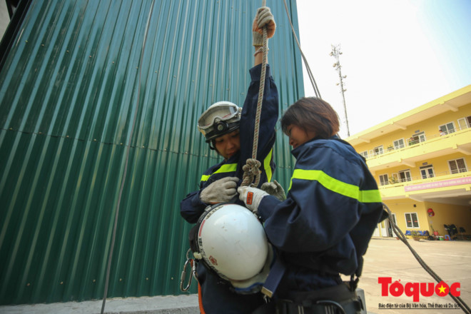 Ban đầu, chị thường đóng vai những người gặp nạn, bị kẹt trong các đám cháy trên cao, chờ Cảnh sát PCCC đến cứu nạn.
