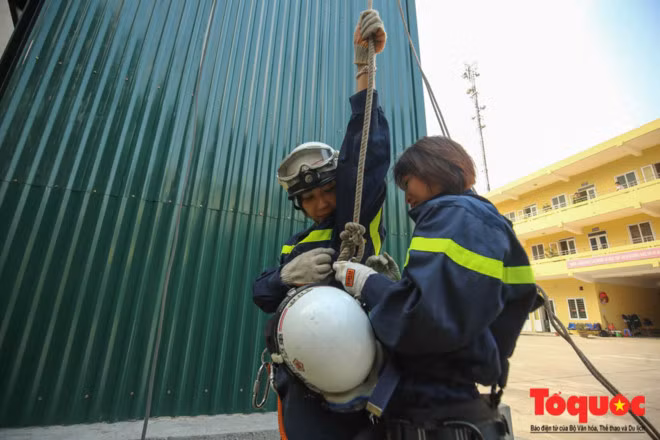 Ban đầu, chị thường đóng vai những người gặp nạn, bị kẹt trong các đám cháy trên cao, chờ Cảnh sát PCCC đến cứu nạn.