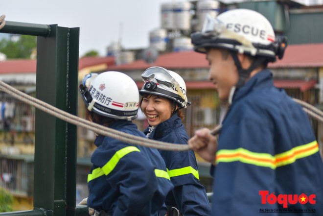 Không khí luyện tập luôn nghiêm túc, chuẩn xác và không thiếu những tiếng cười. Chia sẻ về điều này Đại úy Phan Thị Ngọc Anh cho biết "Thao trường đổ mồ hôi, chiến trường bớt đổ máu”. Chính vì vậy, việc ngày leo tường, tối đu dây, sáng chạy bộ đã trở thành phản xạ tự nhiên của những người đã theo nghề này. Ai cũng căng thẳng để thực hiện những nhiệm vụ khó nên mọi người thường đùa vui cùng nhau cho bớt căng thẳng".