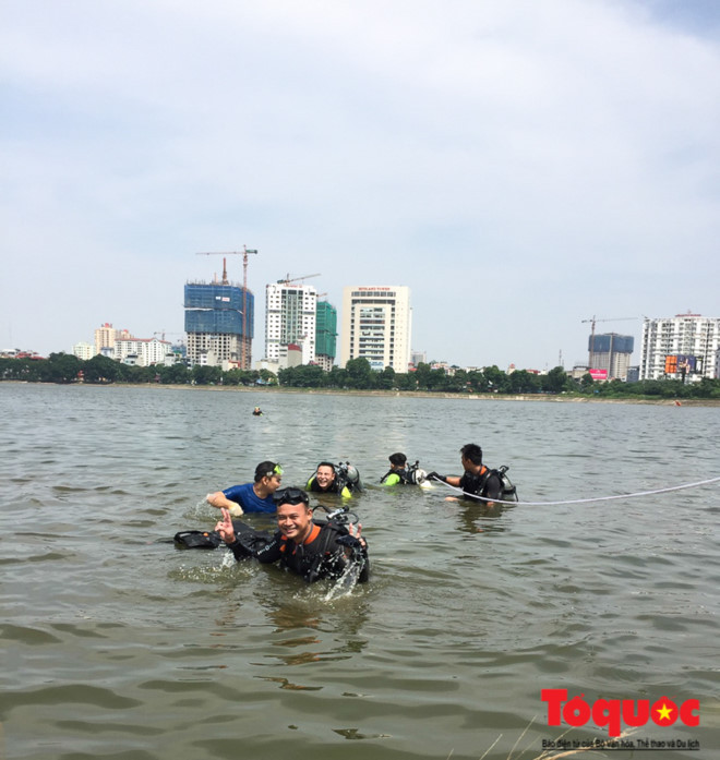 Buổi tập thực địa đầu tiên của Đại úy Ngọc Lan và đồng đội là ở hồ Linh Đàm. Biết là xung quanh có đồng đội, nhưng Đại úy Ngọc Lan vẫn không khỏi hoang mang. Nếu như trước đó tập luyện trong bể bơi, mọi người vẫn nhìn thấy nhau thì bây giờ, xung quanh chỉ là một màu đen kịt. Mặc đồ lặn kín toàn thân nhưng khi xuống sâu, nước lạnh thấu xương. Đã thế, mỗi người còn đeo một bình thở nặng khoảng 20kg. Sau nửa giờ dưới nước, cả đội hoàn thành bài tập. Lúc lên bờ, người dân hiếu kỳ kéo đến xem khá đông. Nhận ra Đại úy Ngọc Lan trong đội hình toàn nam giới, rất nhiều người đã bày tỏ sự khâm phục đối với người phụ nữ can trường này.