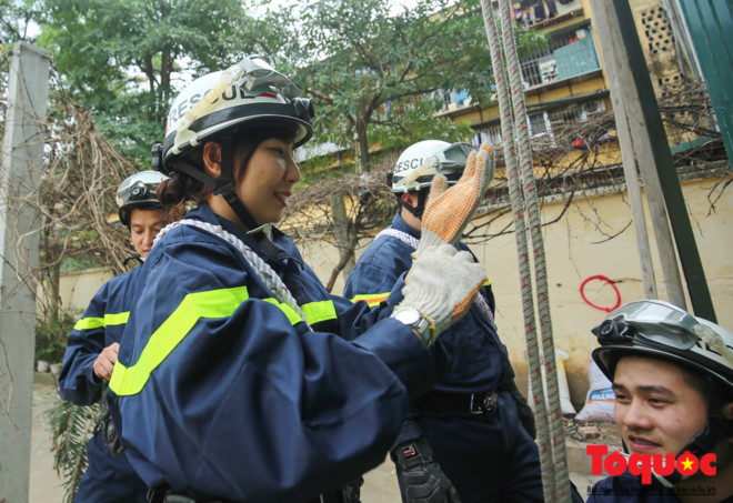 Khác với những cô gái khác thường có đôi bàn tay mềm mại, sơn móng điệu đà, bàn tay của những cô gái thuộc lực lượng cứu nạn, cứu hộ chai sần, săn chắc và khi bắt tay vào công việc luôn dứt khoát và chính xác.