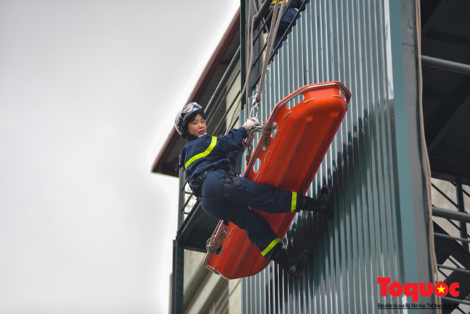 Đây là một trong những nhiệm vụ vô cùng khó khăn, vừa phải đảm bảo an toàn cho nạn nhân xuống đất vừa đảm an toàn cho mình khi phải di chuyển trên những bức tường thẳng đứng.