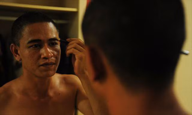 “Để cải trang giống ông Obama, bên cạnh tô đậm lông mày, tôi chỉ cần thêm một chiếc áo sơ mi, một chiếc cà vạt và một bộ véc màu đen”, Xiao cho biết.